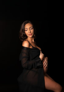 Je n'ai pas confiance en mon corps, puis-je faire une séance grossesse ? séance photo de grossesse fond noir