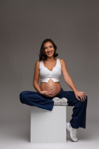 Que porter pour sa séance photo grossesse ? femme en jean shooting de grossesse