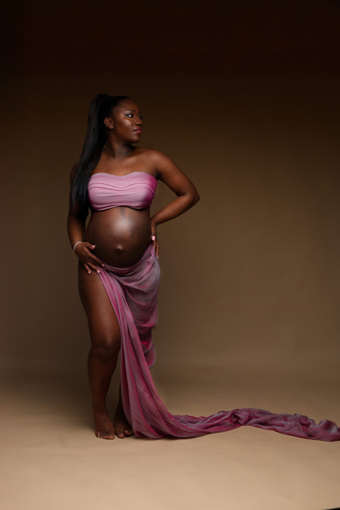 femme en rose shooting photo grossesse